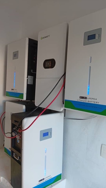 Banco de baterías Growatt LiFePO4 instalado en sala técnica