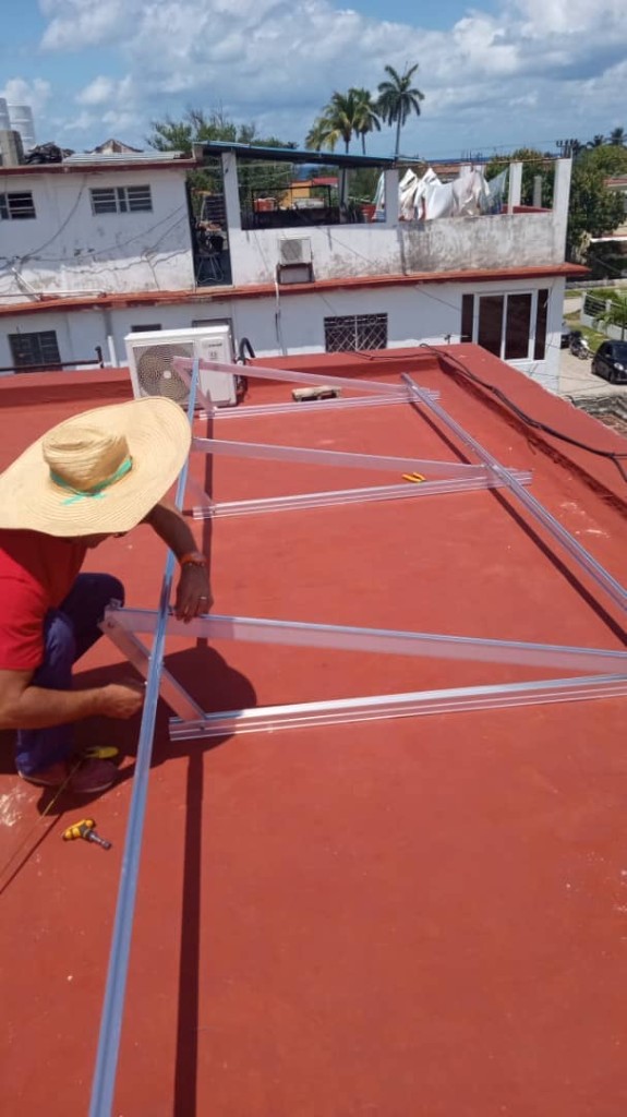 Técnico armando rieles de aluminio en techo