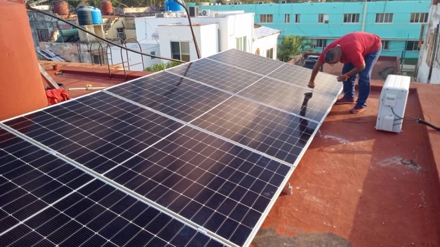 Instalación de arreglo de seis paneles solares