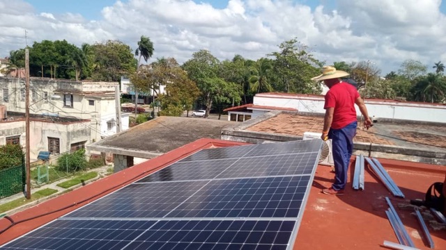 Paneles instalados con vista al entorno residencial