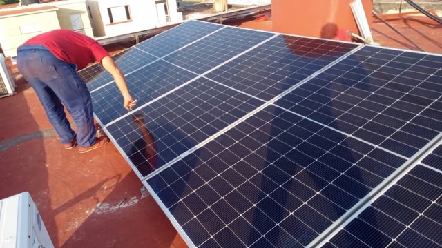 Técnico ajustando montaje entre paneles