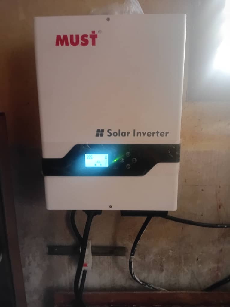 Inversor MUST montado en pared