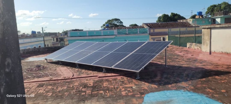 Arreglo de ocho paneles solares en techo plano