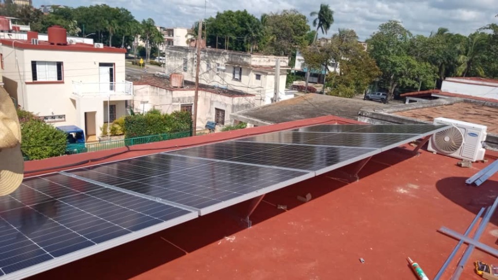Arreglo solar residencial instalado en techo plano