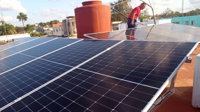 Arreglo solar con técnico en sitio