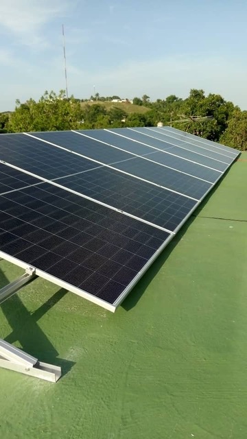 Arreglo solar en techo plano con vista panorámica
